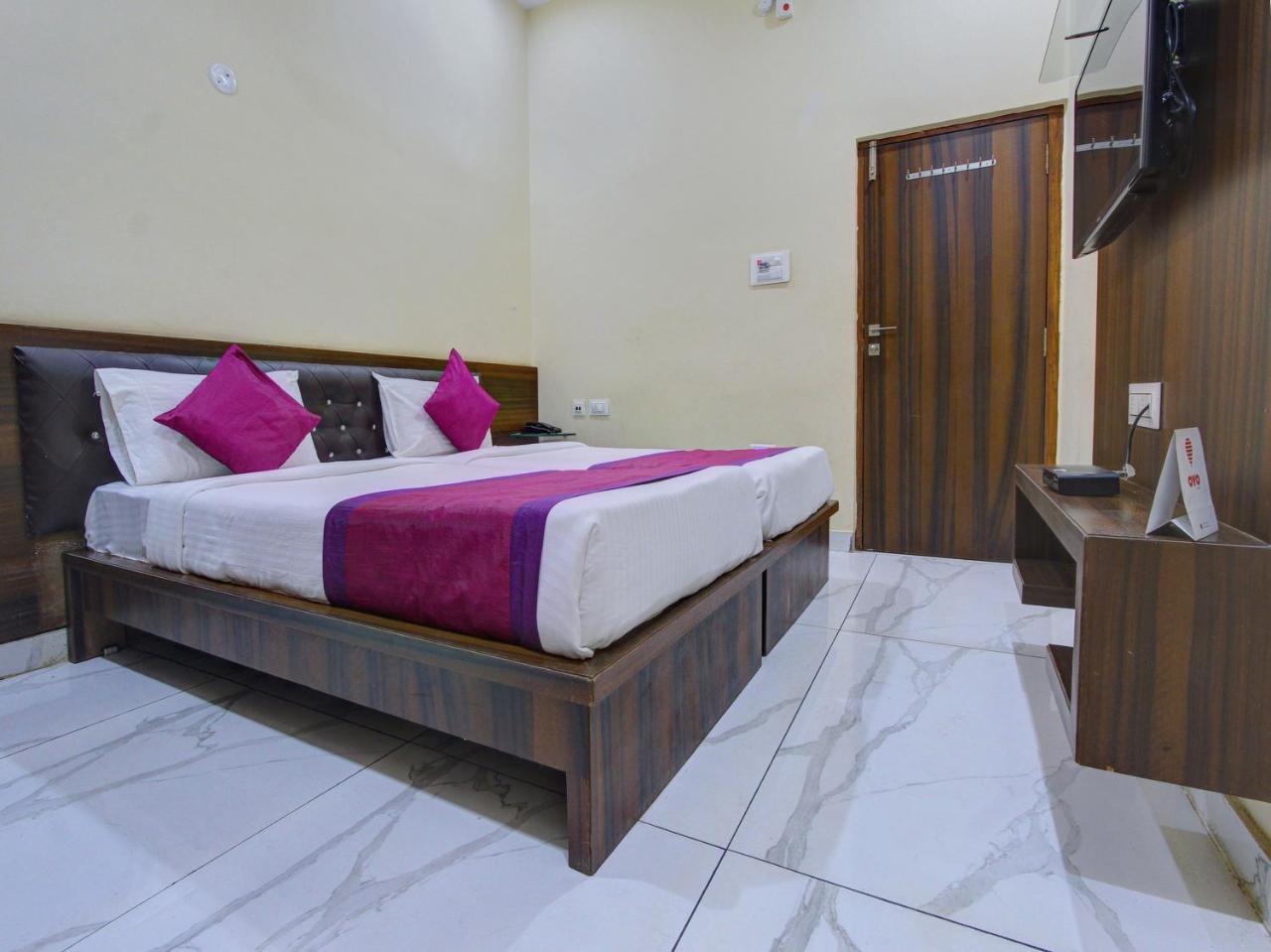 Oyo 7627 Royal Plaza Hotell Hyderabad Exteriör bild